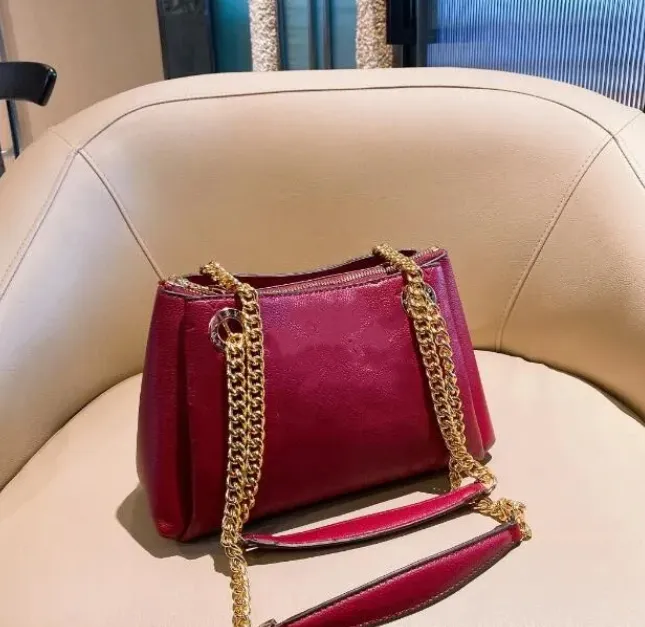 Sac à bandoulière pour femme de style élégant et mature Sac à main en cuir souple à motif gaufré classique Sacs à fermeture éclair au design unique à trois couches avec chaîne