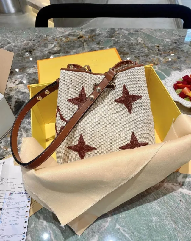 Bolsa balde de palha de designer de luxo de alta qualidade com suporte de couro estrela carta bolsa bordada com cordão bolsa de ombro feminina