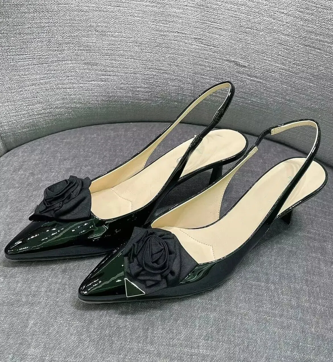 SS23 Logo Rose Knöchelriemen-Blumen-Sandalen, spitze Zehenpartie, mittlerer geformter Absatz, Damen-Slingback, Hochzeit, Party, Kleid, Abend, Luxus-Designer-Fabrikschuhe