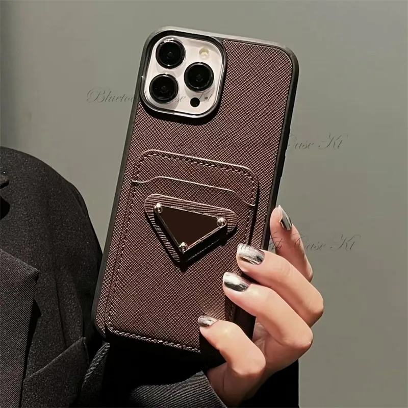 Capas de telefone de designer de couro superior para iPhone 15Pro 14 13 12 11 Pro Max 14Pro 14Plus 13Pro 13ProMax 12Pro Moda Carta Casos de placa de identificação triangular com slot para cartão