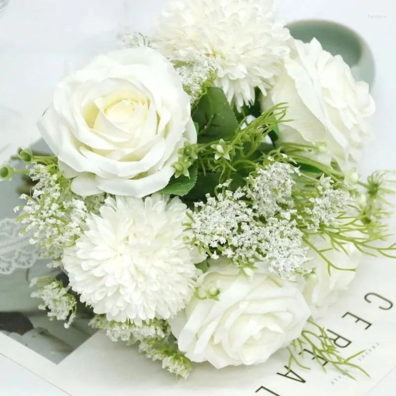Bröllopsblommor hand håller buketten vit ramos de flores para novias