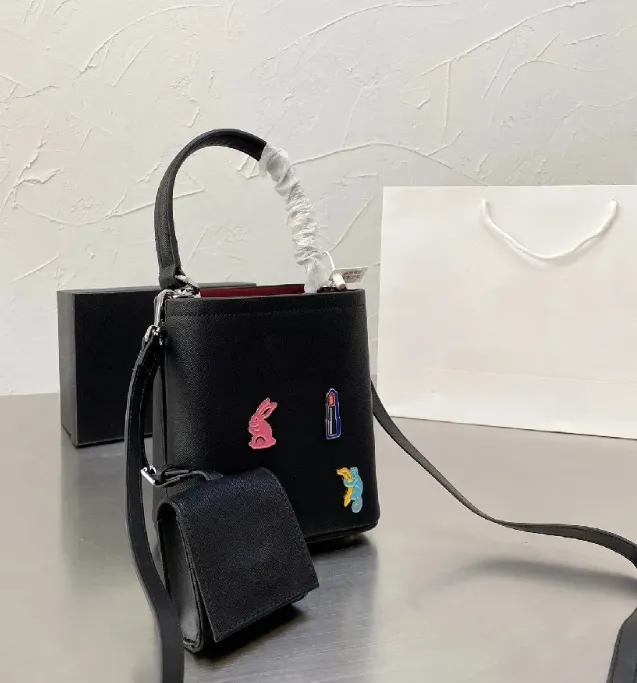 Klasik Kadın Kova Çantası Rozeti Sızdırmazlık Tasarımı Omuz Çantası Çapraz Tahıl Yüksek kaliteli deri büyük kapasiteli el çantası Para cüzdanı