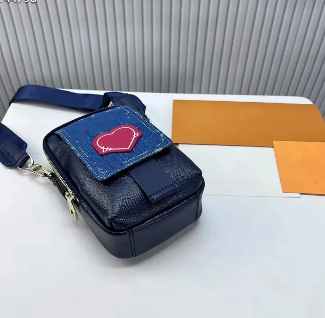 Donkerblauwe leren mini-tas met denim flip-designer letteropdruk, unisex-stijl portemonnee, coole muntentassen, crossbody-kaarthouder