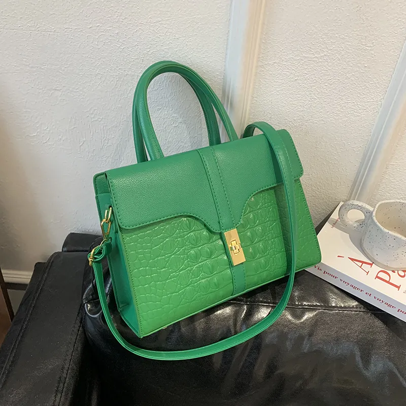 Sac à bandoulière pour femmes en gros d'usine 8 couleurs classique élégant sac fourre-tout en crocodile sac à main à boucle de mode de rue Joker sac à dos en cuir rembourré de couleur unie 926 #