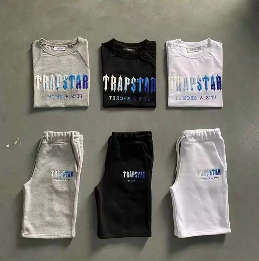 Trapstar-T-Shirt-Set für Herren, mit Buchstaben bestickter Trainingsanzug, kurze Ärmel, Plüsch-Shorts, Motion Current 8832ess