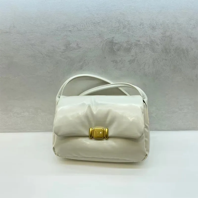 2024 Designer Vroege Lente Nieuwe Damestas Zacht Koeienhuid High-end Mode Veelzijdige Pad Enkele Schoudertas Crossbody Tas Lichte Luxe Kussentas paars rood zwart wit