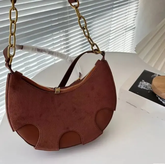 Le Moon Design Bag est un sac de créateur français plein de créativité, de délicatesse, de beauté et d'ambiance haut de gamme.