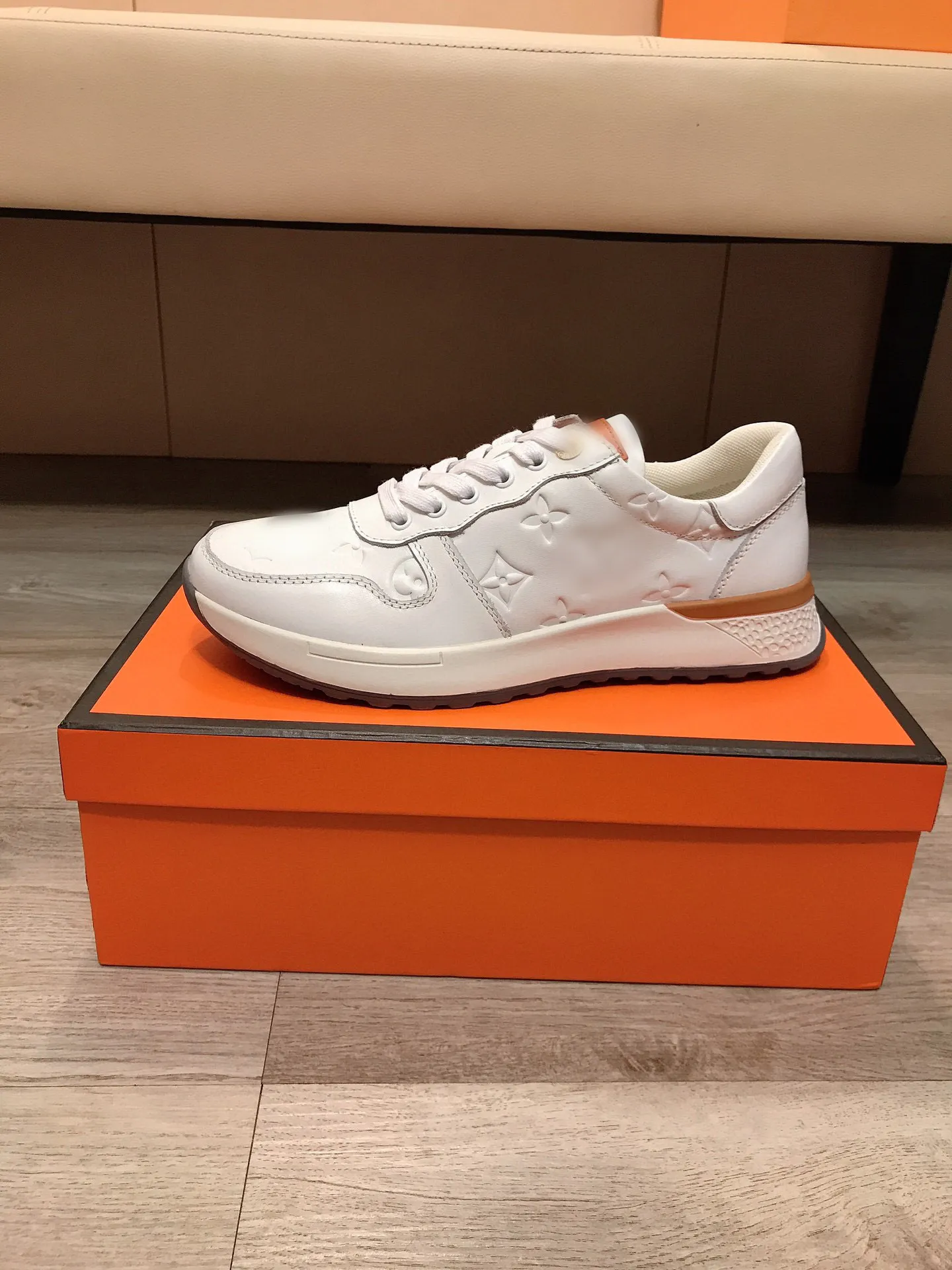 Modedesigner män skor l brev snidade casual mens designer sneakers tjock sole svart vit lyx sneaker tränare skor män med original låda