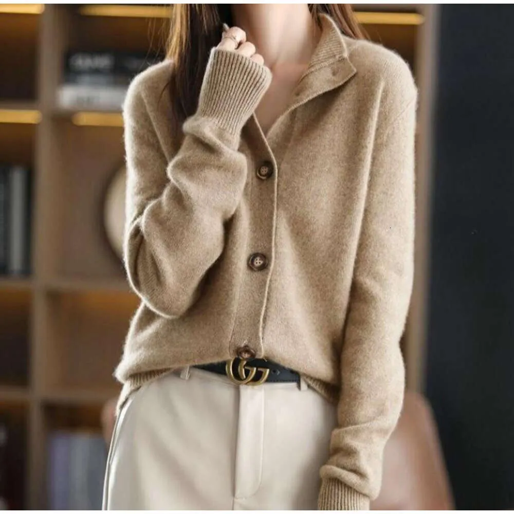 Luxury Winter 2022 Trend Designer Cashmere Cardigan for Women - Stylish Sweater cardigans med vintage stickade virkade toppar, perfekt för den fashionabla kvinnan