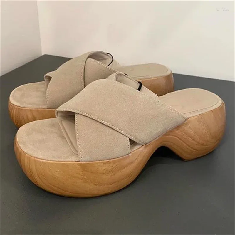 Slyckor träkornskor för damer blandade färger konstiga stil klackar sandaler runda tå chaussure femme sammet kvinnliga sandalier