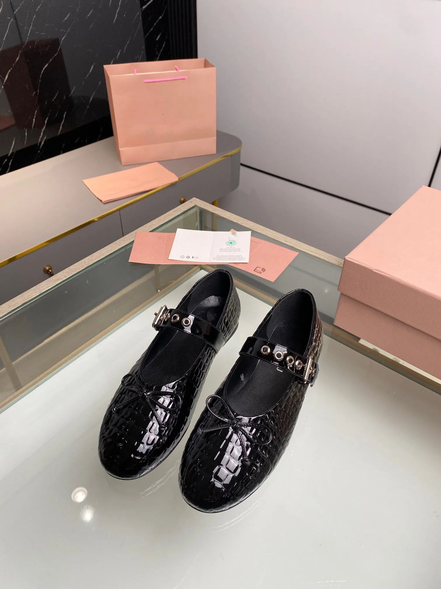 MIUI Bestkvalitativ Spring Single Early Shoes 2024 Importerade Sheepskin Ladies Fashion Luxury Design Sandaler