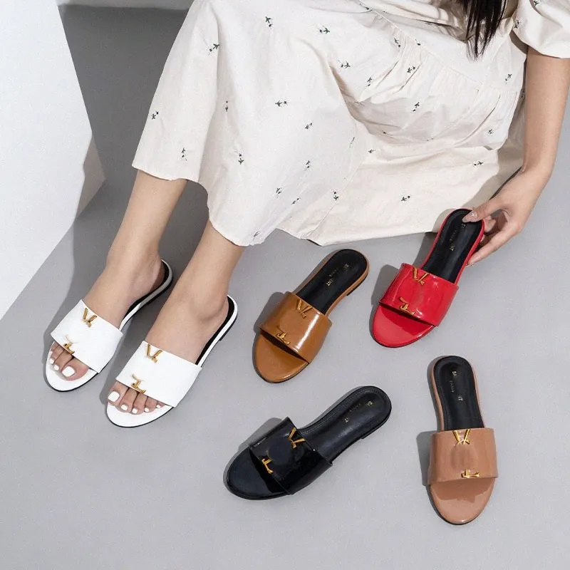 Sandales de luxe métalliques Slide Designer Slides Pantoufles pour femmes Chaussures Mode d'été Large Tongs plates Pantoufle pour femmes avec boîte taille 37-42 k1yO #