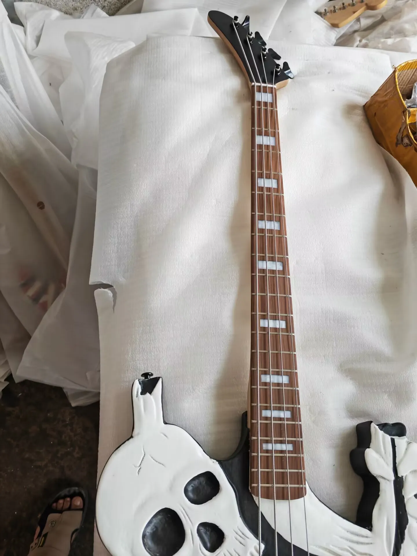 スカルデザイン エレキギター ブラック Hand Carved 4 String Skull Electric Bass Guitar With