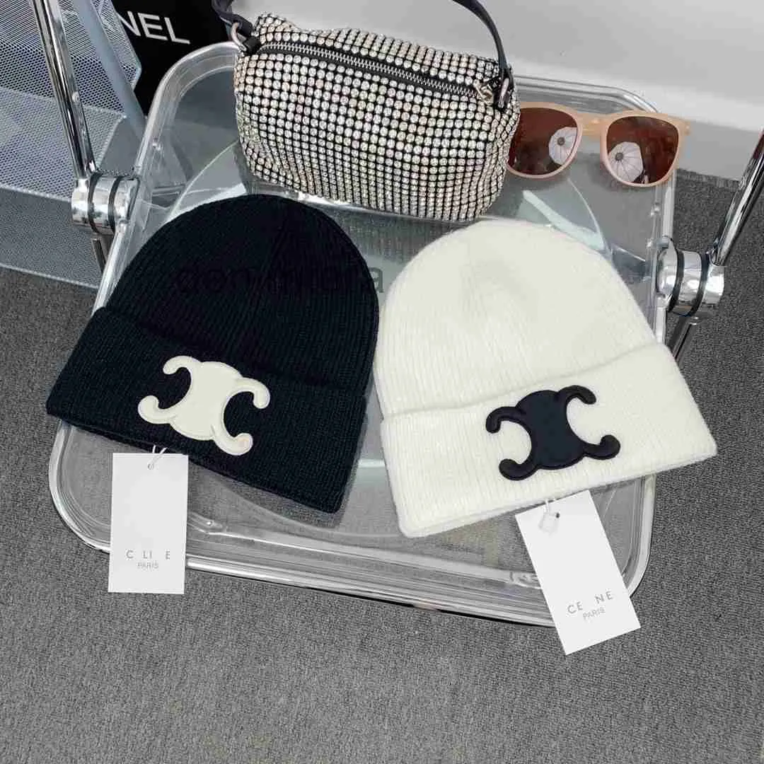 Beanie Classic Cap Hat Sticked Designer Women's Rabbit Hair Hats Officiella webbplats Synkroniserade män och kvinnor förtjockade för värme S ll0y