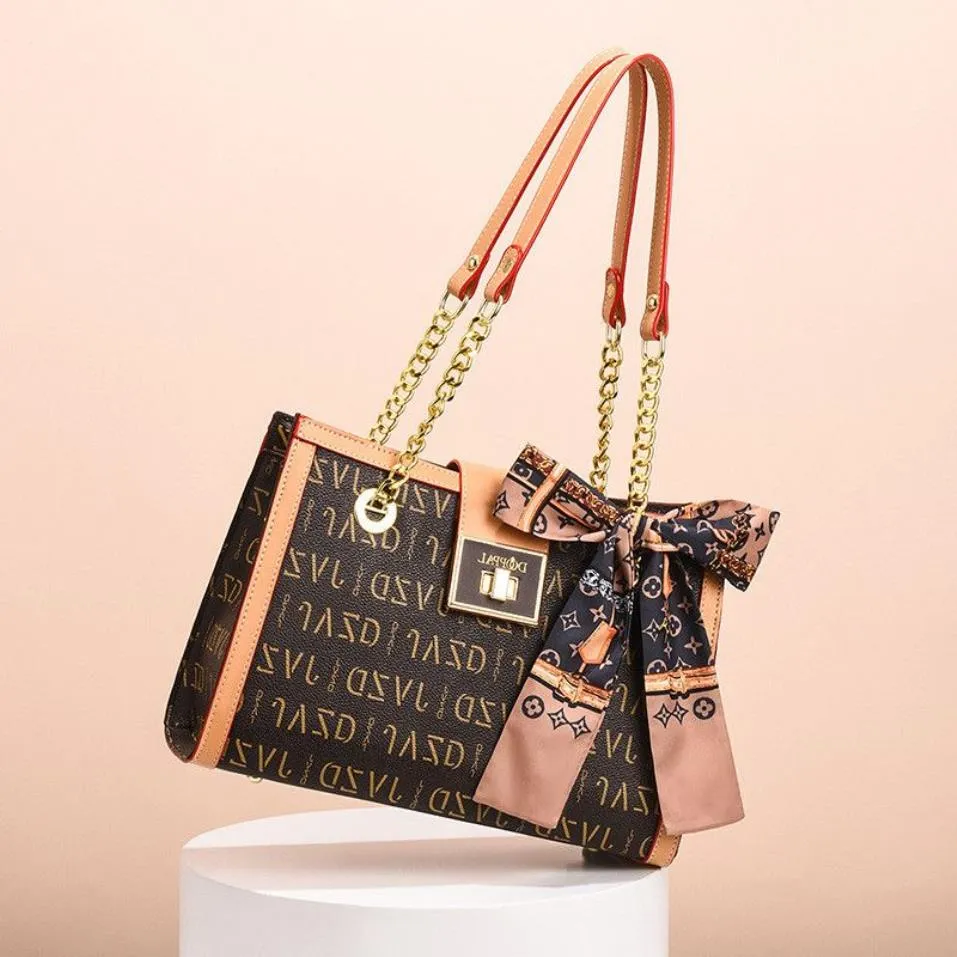 Whole ladies shoulder bags classic printed chain bag street trend contrast leather handbag horizontal multifunctional color ma244c