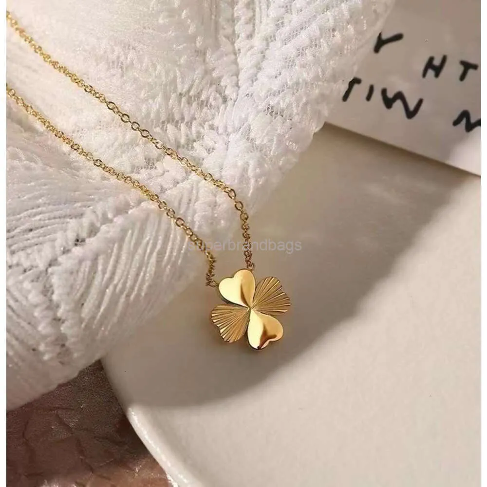 Fashion jewelry clover Lucky Four Leaf Grass Embossed Twill Necklace 18k Gold Luxury Light Luxury Small Design Sweater Chain Accessories