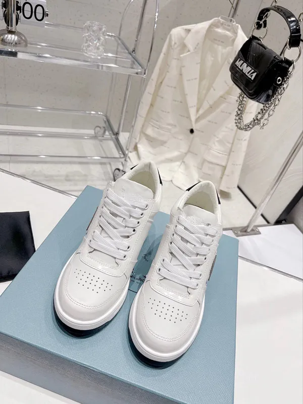 Luxe Hommes Femmes Designer Casual Chaussures Blanc Noir Rose Bleu Vert Rouge Cuir De Veau À Lacets Sneaker Surdimensionné Semelle En Caoutchouc Baskets Plat 1118