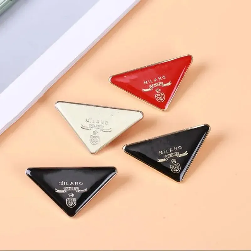 Fashion Style Brand P- Metal Triangle Letter Brooch Women Men Letters Brooches Suit Lapel Pin Fashion Jewelry