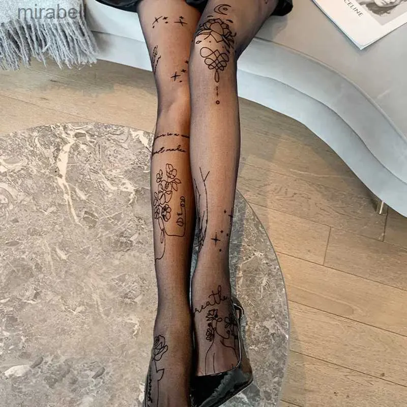 Strumpor strumpor kvinnor sexiga tights med tatuering mönster blomster bokstav tryck långa strumpor för lady svart tunna strumpbyxor nattklubb hosiery yq240122