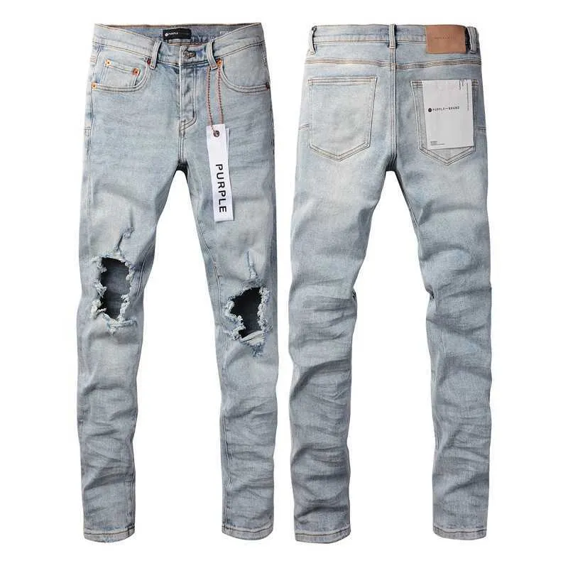 Calça Jeans Masculina Marca Roxa com buracos nos joelhos azul claro e corte justo 9010