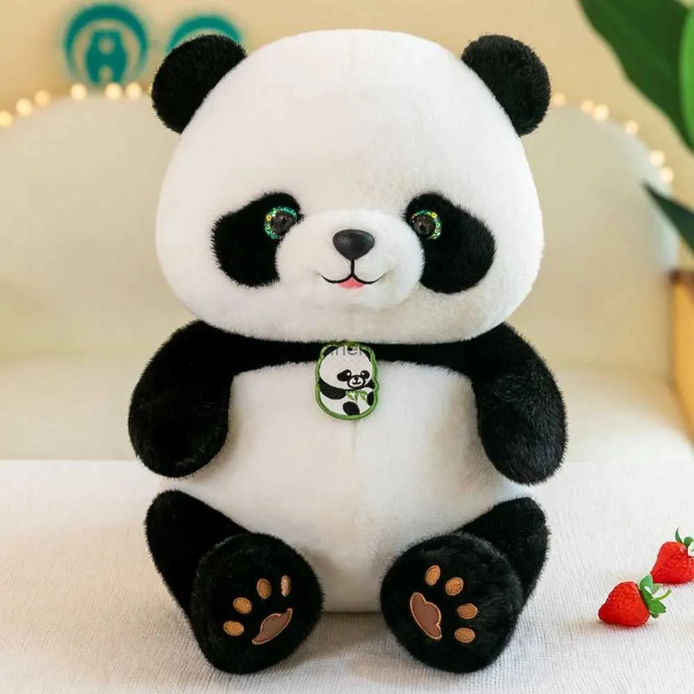 Bambole di peluche 24 cm Panda cinese Peluche Occhi verdi Petto Elenco Super morbido Tesoro nazionale cinese Bambola animale Compleanno per bambini