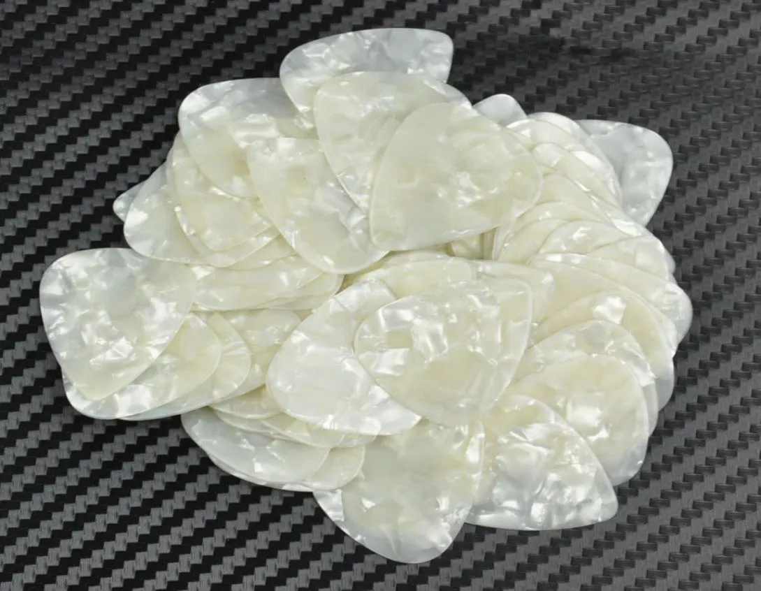 Massor av 100 st medelstora 071mm gitarrplockningar Plectrums Celluloid Pearl White för akustisk gitarr4096115