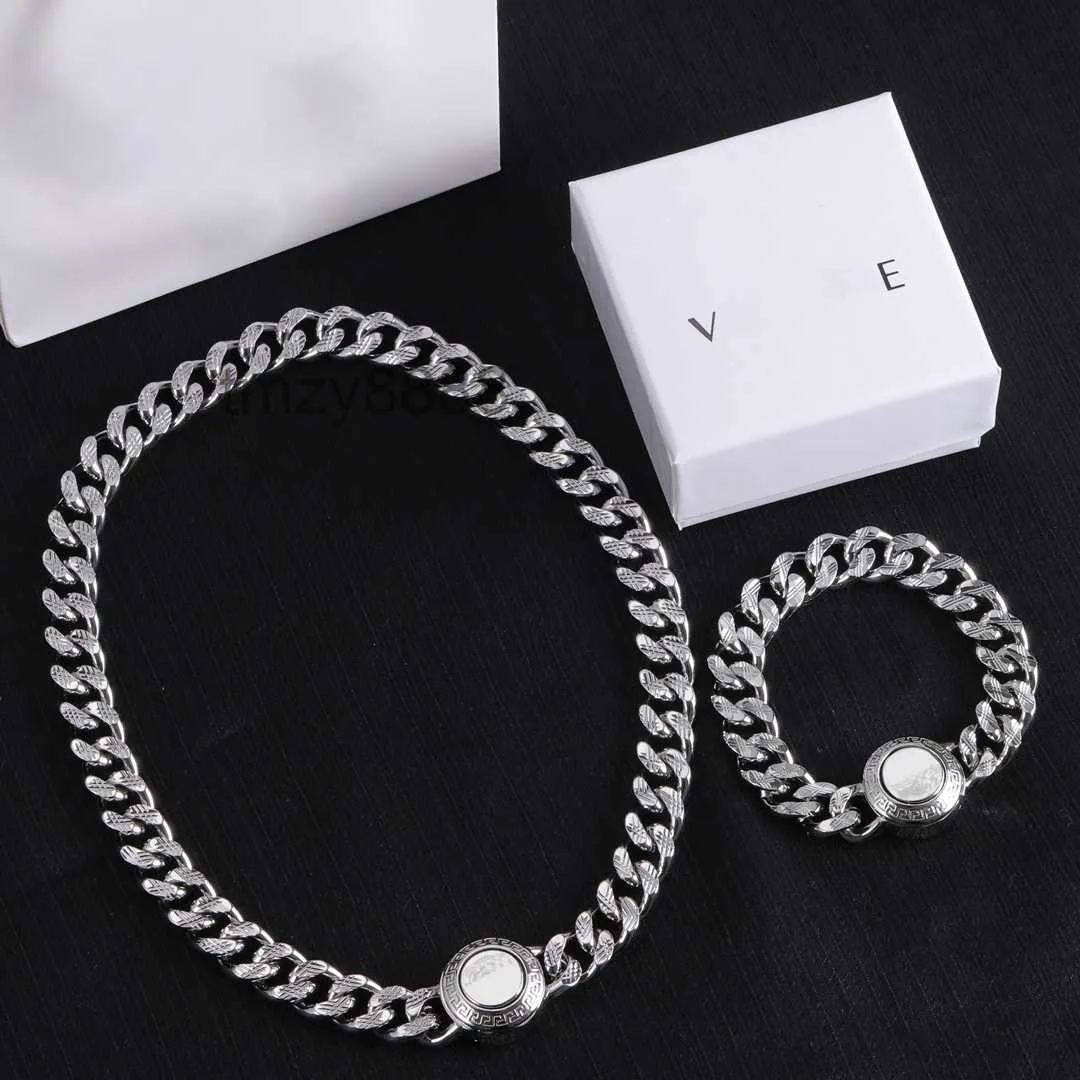 Bracelet de créateur pour hommes pour femmes pendentif colliers en acier inoxydable bijoux de luxe collier en argent Bracelets ensembles tête v chaîne cadeau de mariage 2312219d 8XQI