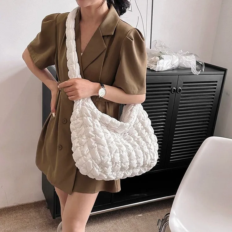 Casual stor kapacitet Tote axelväskor Designer Ruched Soft Handbag Luxury Nylon Quilted Padded Crossbody Bag Female Purse 2024