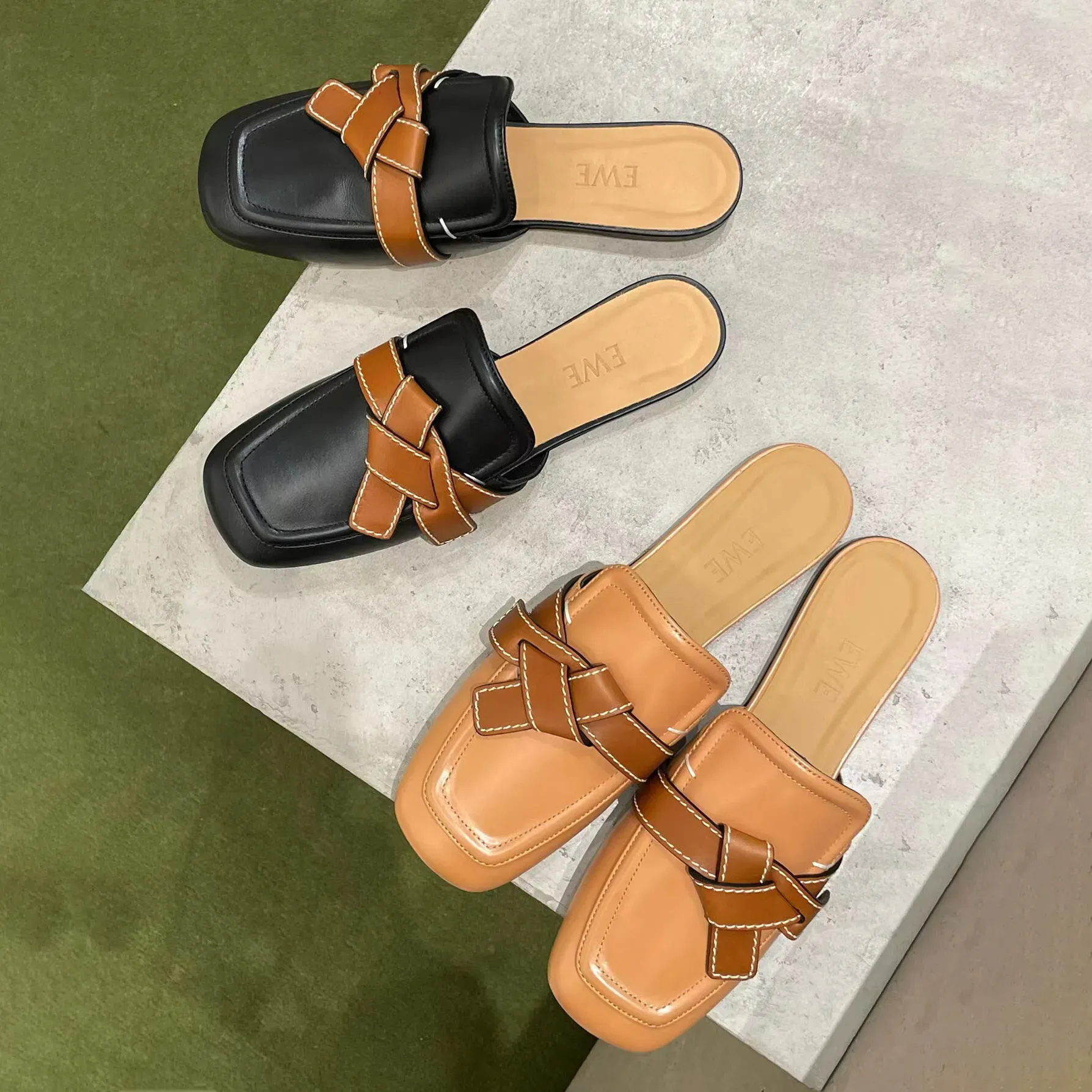 Women Sandals 2024 أحذية مصممة أزياء جديدة شرائح سيدة Loafer Loa Luxury مسطحة الكعب الحذاء صندل بغل أعلى جودة جلدية كلاسيكية من الجلد الرمال في الهواء الطلق