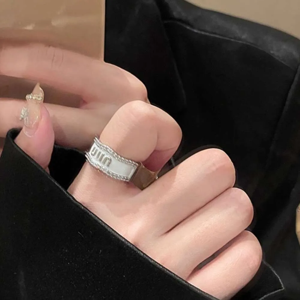 Ring Miumu Designer Kvinnor Toppkvalitet med boxringar Small M Letter White Drop Glaze Ring For Women Luxury Feeling Diamond Inlaid pekfingerring Fashion Ring Trend