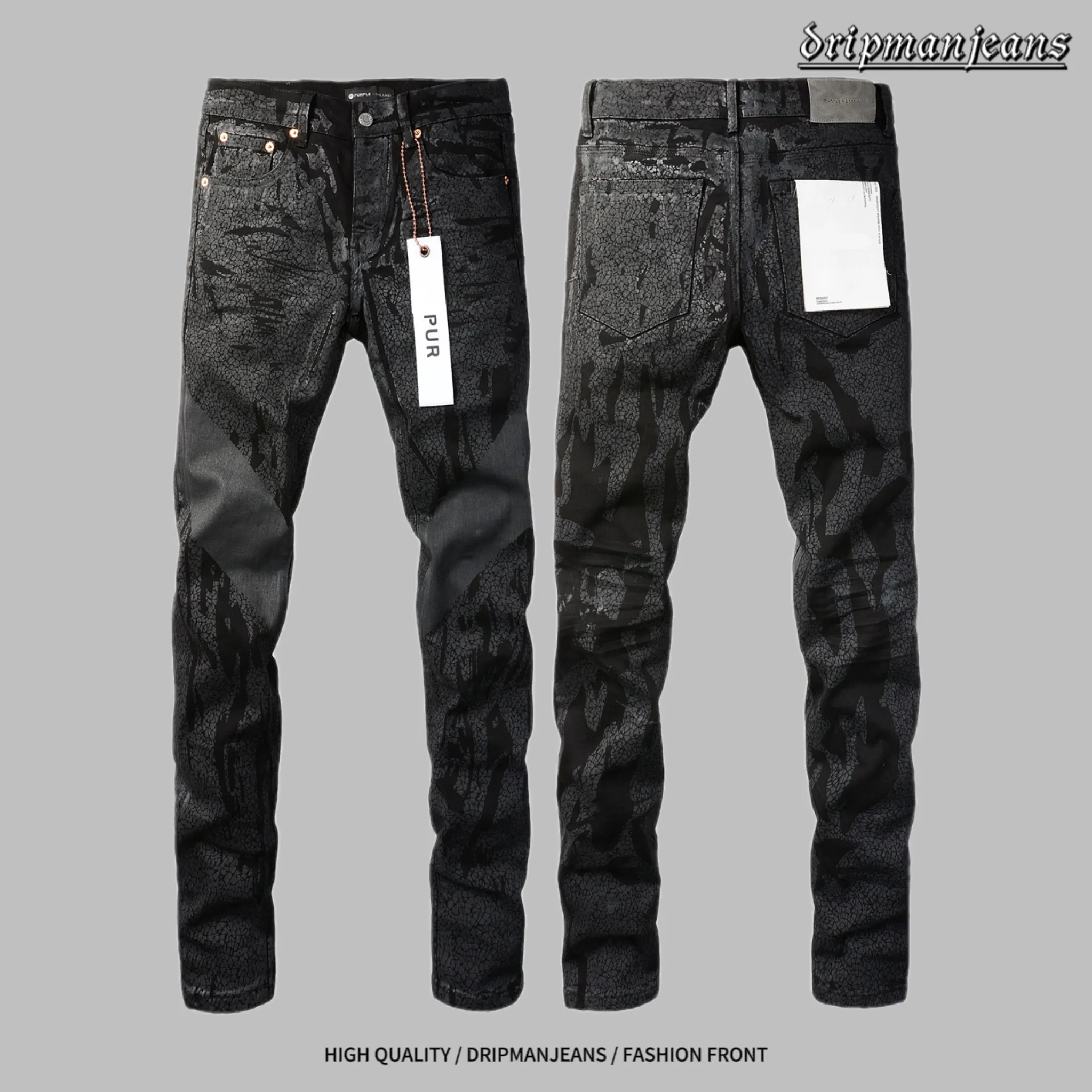 Calça jeans roxa masculina e feminina de design slim fit com estampas de letras, detalhes rasgados e estilo streetwear.