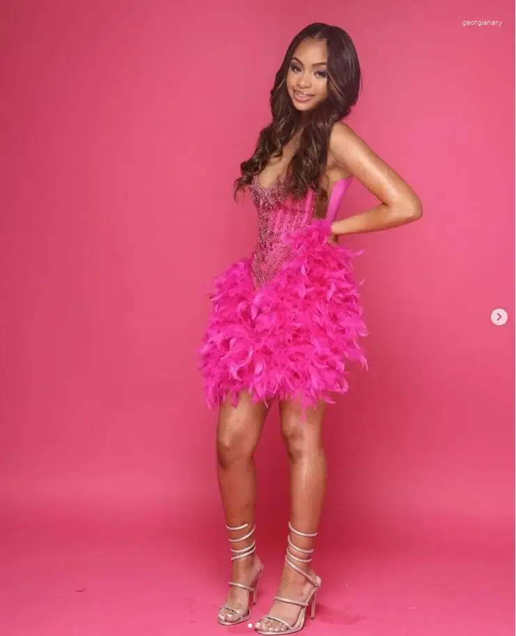 Partykleider Fuchsia Rosa Kurzes Abschlussball-Heimkehrkleid für Frauen Funkelnde Kristallperlen Feder Geburtstagskleid Vestidos de Noche