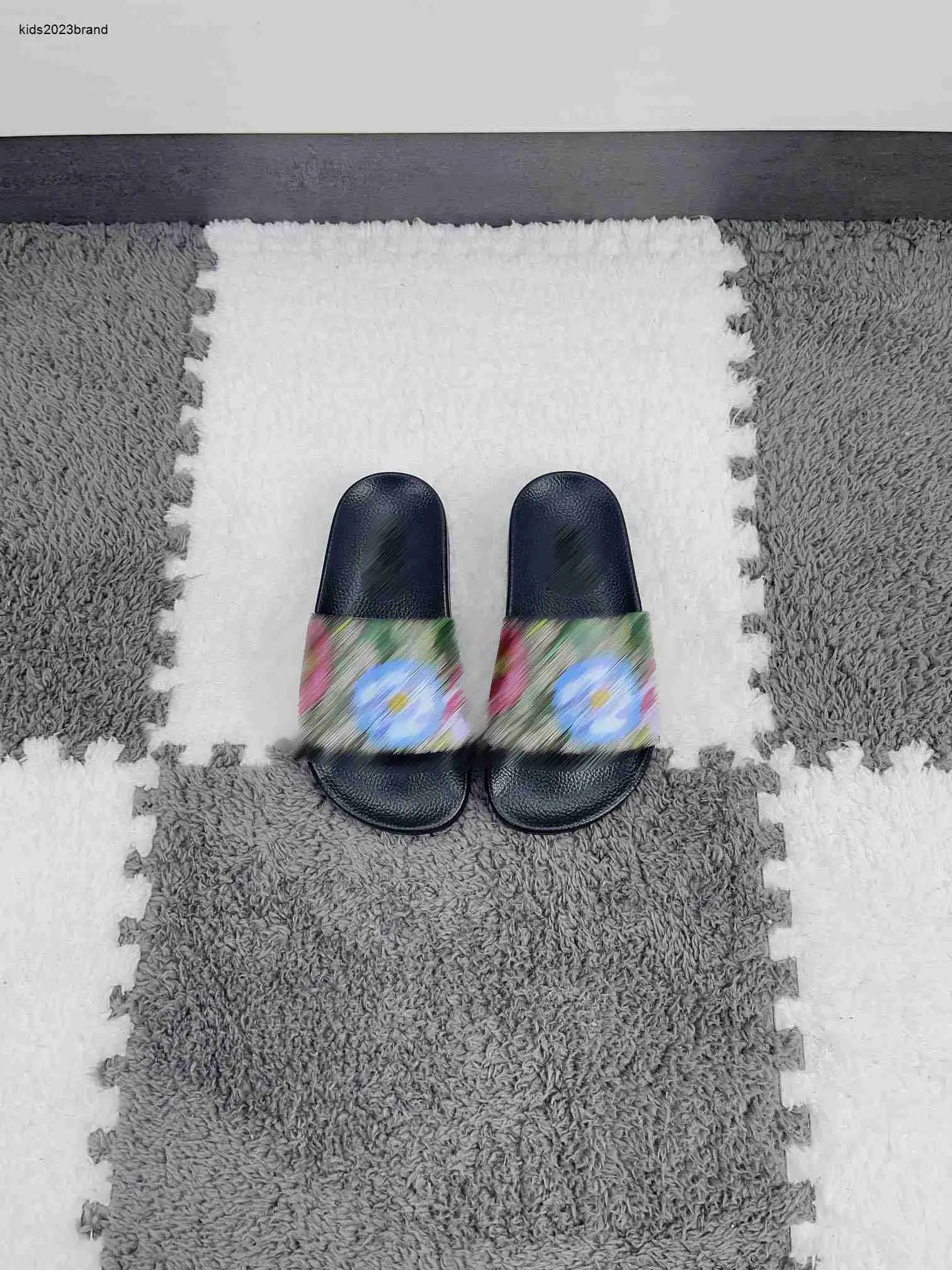 Новые детские тапочки. Детская обувь с красочным цветочным принтом, размеры 26–35. В комплект входят дизайнерские летние сандалии для мальчиков и девочек, 20 января.