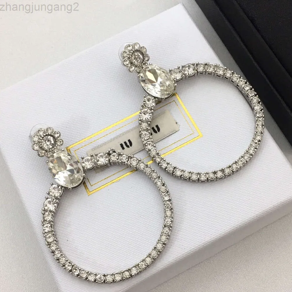 デザイナーMiui Miui Earring Miaoの新しいヒマワリクリスタルフルダイヤモンドイヤリングフラワーダイヤモンドイヤリング女性ファッション