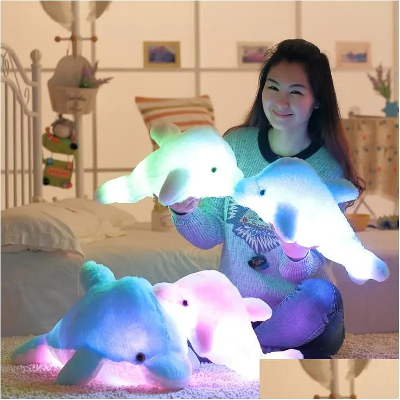 Oreiller en gros - 45 cm lumineux clignotant coloré dauphin avec lumière LED peluche coussin P poupée en peluche pour fête d'anniversaire cadeau Drop Dhqc7