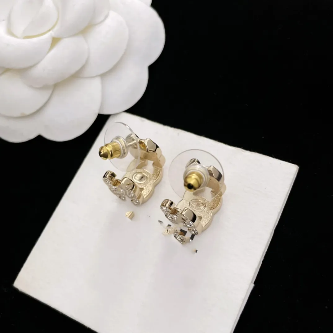 Luksusowe kolczyki Projektanty biżuterii styczniowe złote kolczyki i inkrustowanie diamentów są małe i wykwintne