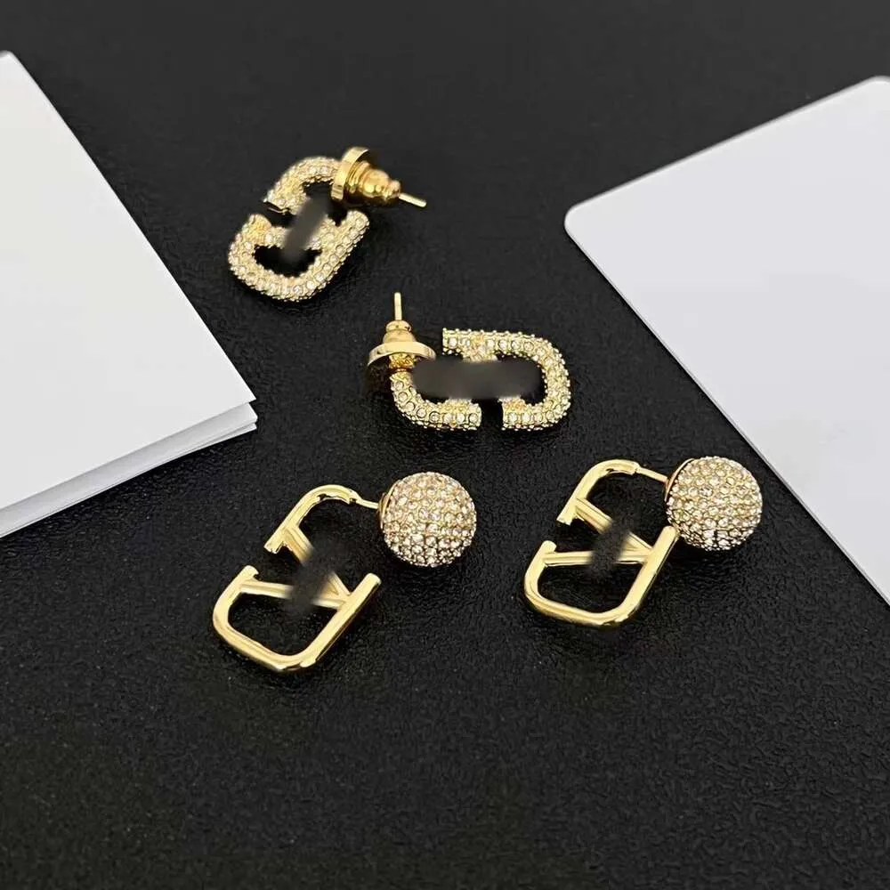 Desginer Valantino Jewelry De nya AB Full Diamond Hua xx Tianjia mässingsmaterial är litet och enkelt med ett insky temperament och en dams örhängen och örhängen