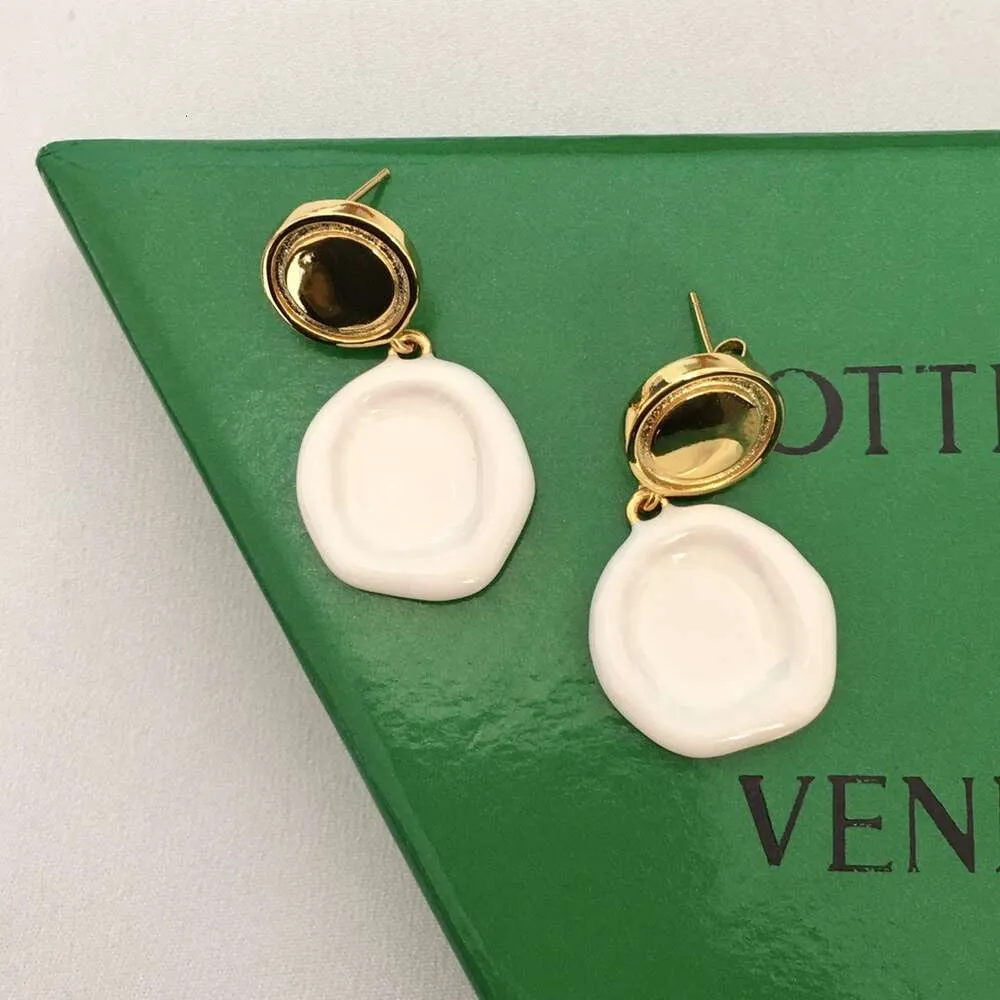 Designer Botega Veneta örhängen nya runda varumärkesörhängen för kvinnor med en känsla av lyxig personlighet och temperament mässing guldplattad emalj 2024