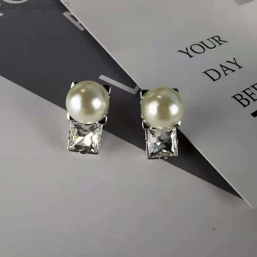 Diseñador Miui Miui Pendiente Pendientes nuevos de la familia Miao Cristal de imitación para mujer Temperamento de un solo diamante Diamante cuadrado Pendientes de perlas dulces y versátiles de alto grado