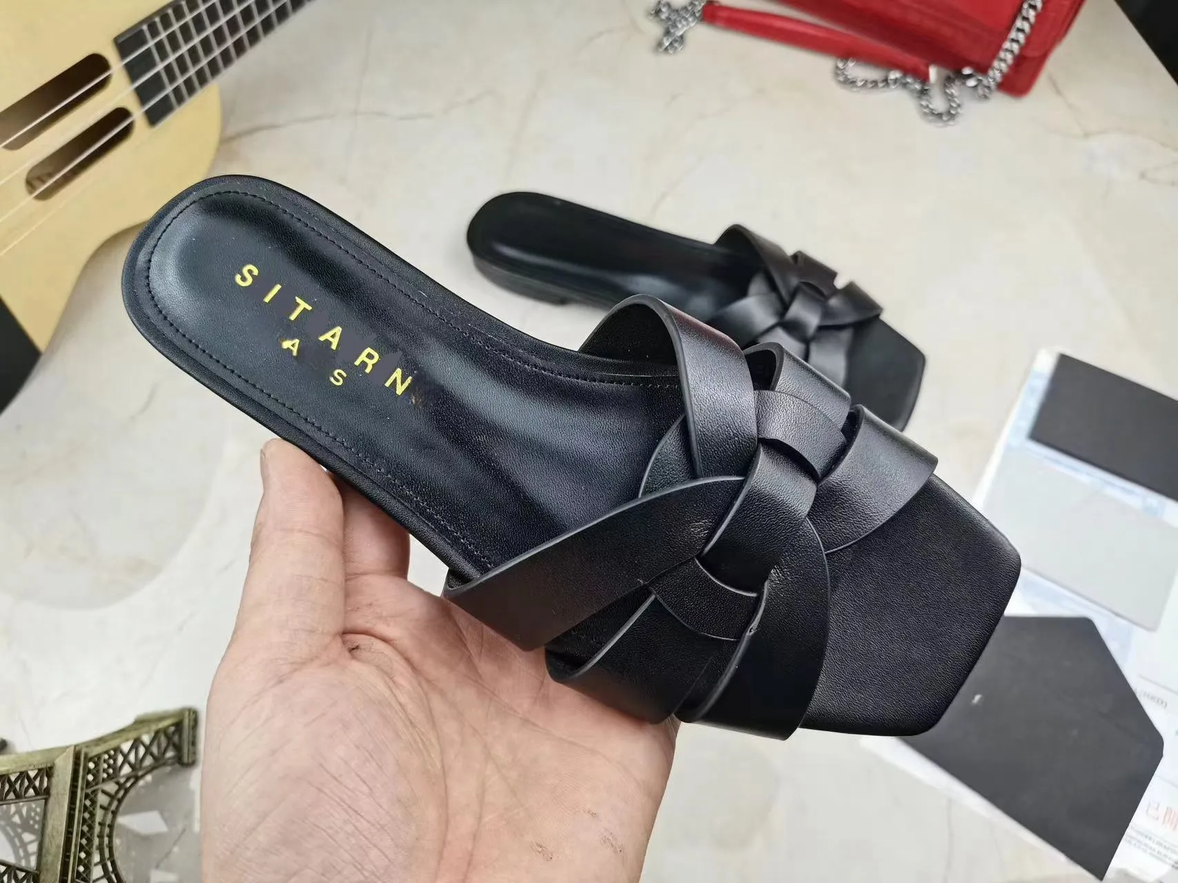 Sapatos de designer mulheres chinelos sandálias de verão plana sandália luxo flip flops clássico patente fosco sandálias de couro casual romano verão praia sapatos