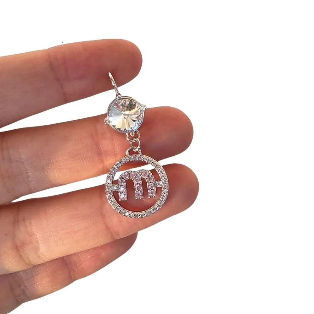 Miumu-Ohrring, Designer-Damen, Top-Qualität, mit Box-Charm aus rosa, besetzt mit Diamant-Buchstaben, leichte Luxus- und Prominenten-Stil-Ohrringe und Ohrringe