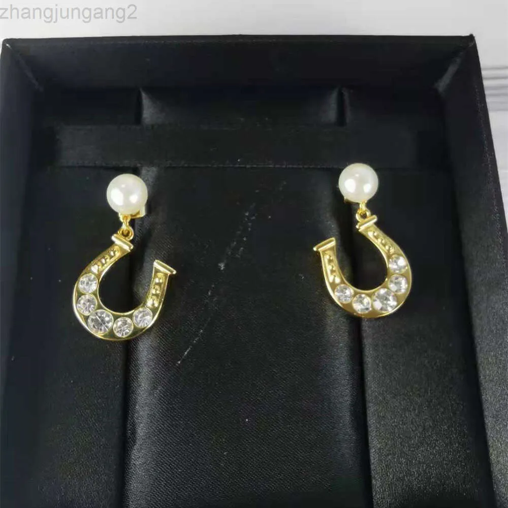 Ontwerper Miui Miui Earring Miao's nieuwe gouden U-vormige geometrische hoefijzerpareloorbellen met diamanten oorbellen