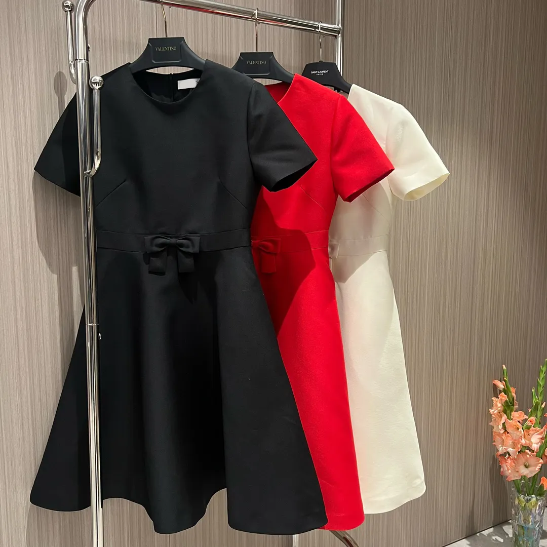 Europees modemerk wit rood zwart mini-jurk met korte mouwen en ronde hals met geplooide taille