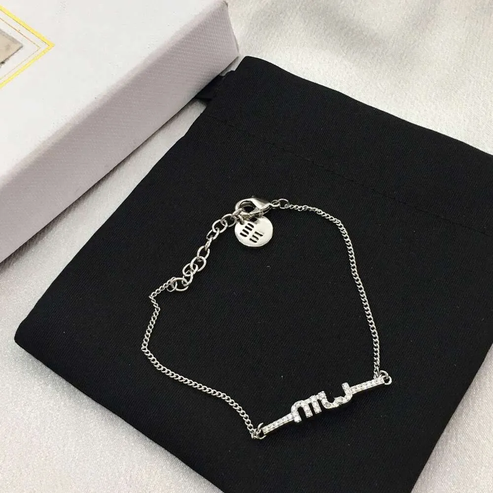 Designer Miui Earring Miao Familys New Miu Letter Bracelet Womens Brass Gold Plated Embedding Fashion Light Style Advanced Feel Full Diamond Bra