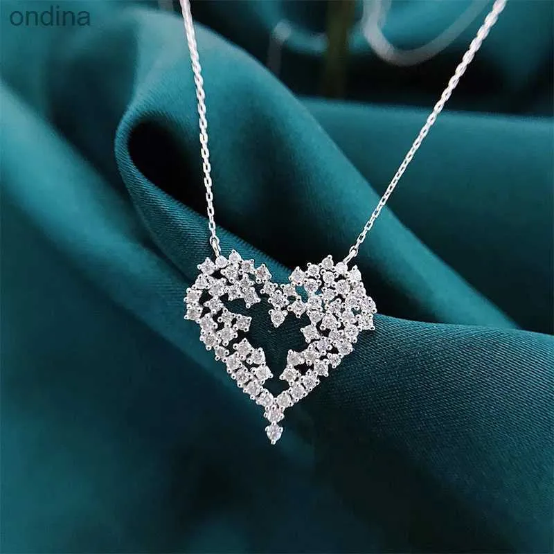 ペンダントネックレスHuitan Hot Sale Heart Necklace Full Crystal Cubic Zirconia Temperament Sweet Girls Accessories 2021 Wedding Trend Women Jewelry YQ240124