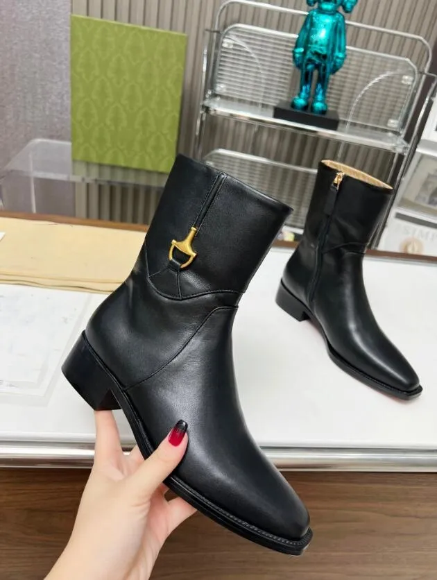 2024 Classic Red Bottoms Designer Alto Saltos Red Bottoms Red Botas sobre o joelho Botty Lady Sexy Ponto Point Ponto Bombas estilo Boot Booties curtas Sapatos de luxo