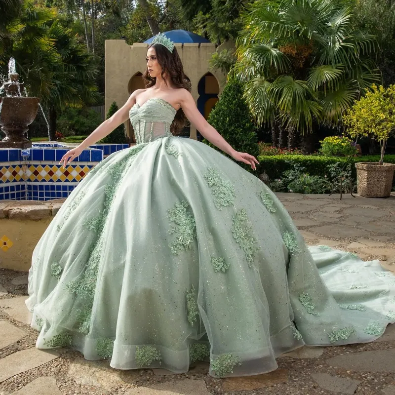 Abiti da principessa Quinceanera in tulle verde chiaro glitterato con spalle scoperte Applique in pizzo con perline floreali con lacci vestido de 15 verde
