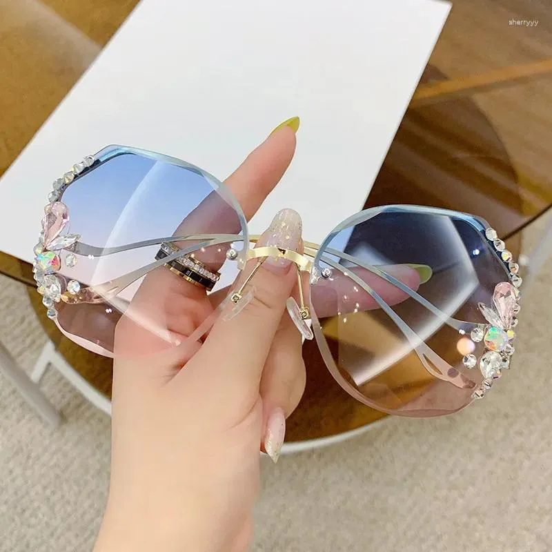 Solglasögon Frames 2024 Fashion Brand Design Vintage Rimless Rhinestone Women Men Retro Cutting Lens Gradient Sun Glasses Female UV400