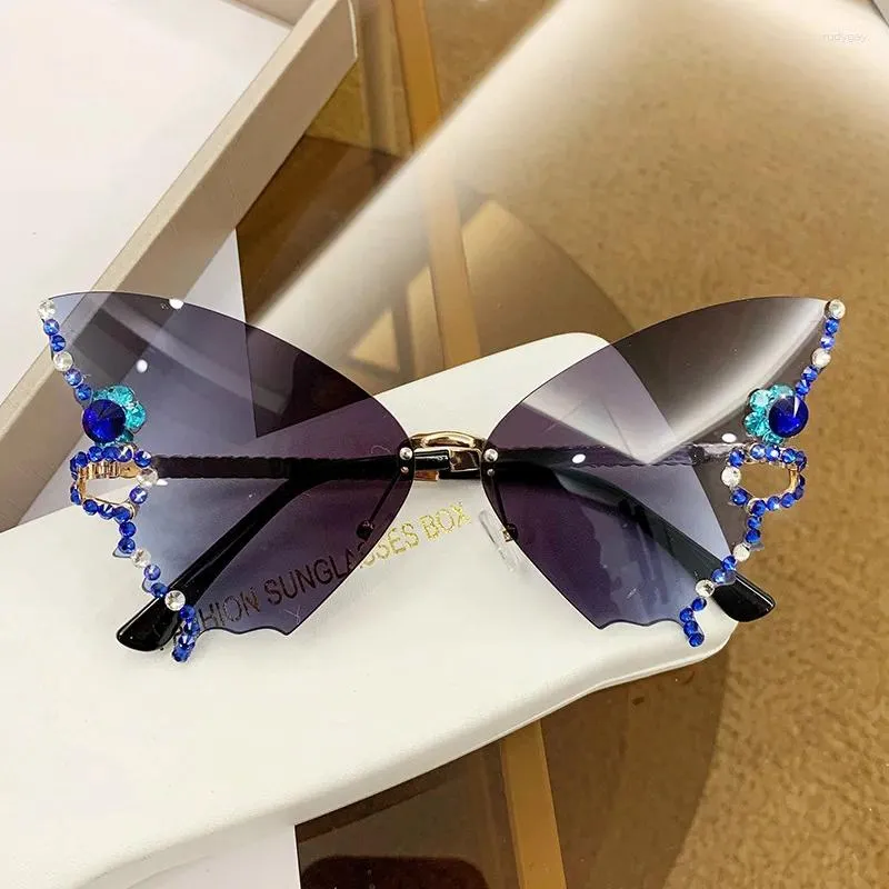 Okulary przeciwsłoneczne Diamentowy luksusowy moda osobowość w kształcie motyla w kształcie motyla Osobowość mody wyolbrzymiona dla kobiet y2k ins szklanki vintage UV400