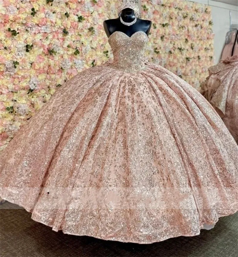 Abiti Quinceanera da principessa in oro rosa scintillante con abito da ballo con fiocco Applicazioni glitterate Perline di cristalli Abito dolce del quindicesimo abito da ballo con lacci 322